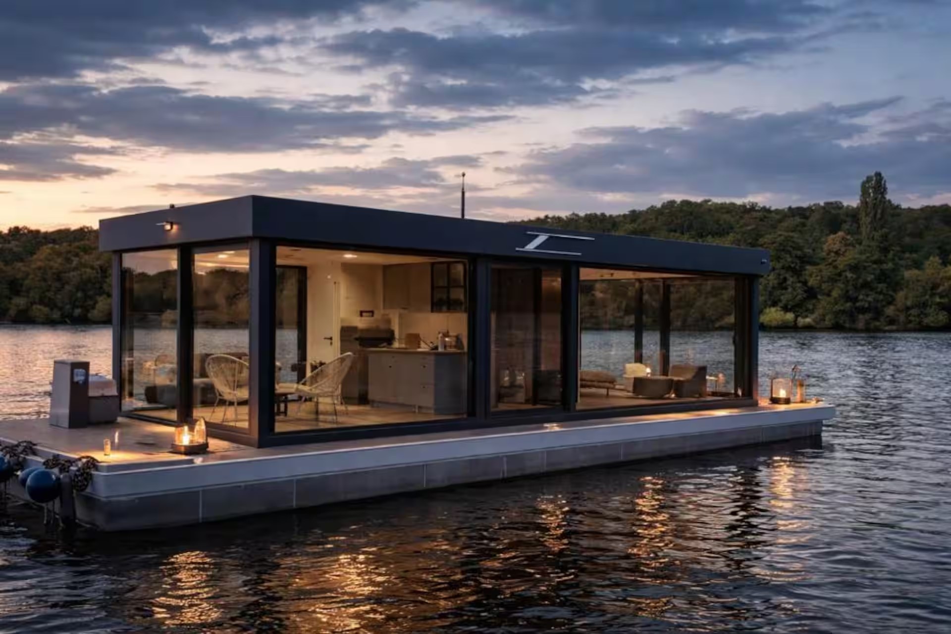 Solarhausboot bei Dämmerung